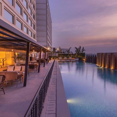 فندق هوليداي إن نيودلهي مايور فيهار نويدا المظهر الخارجي الصورة The swimming pool at the hotel