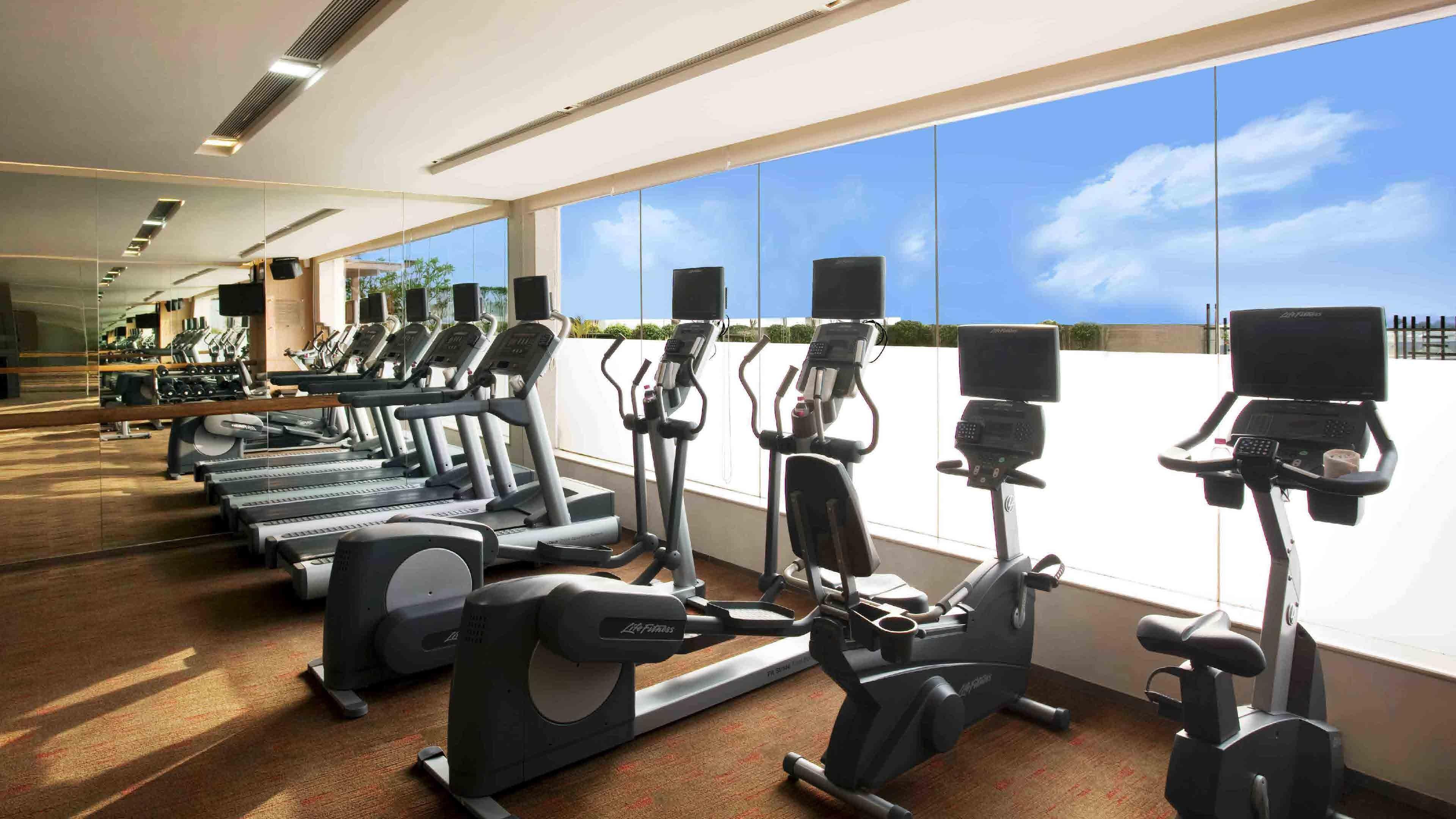 فندق هوليداي إن نيودلهي مايور فيهار نويدا المظهر الخارجي الصورة The gym at the hotel