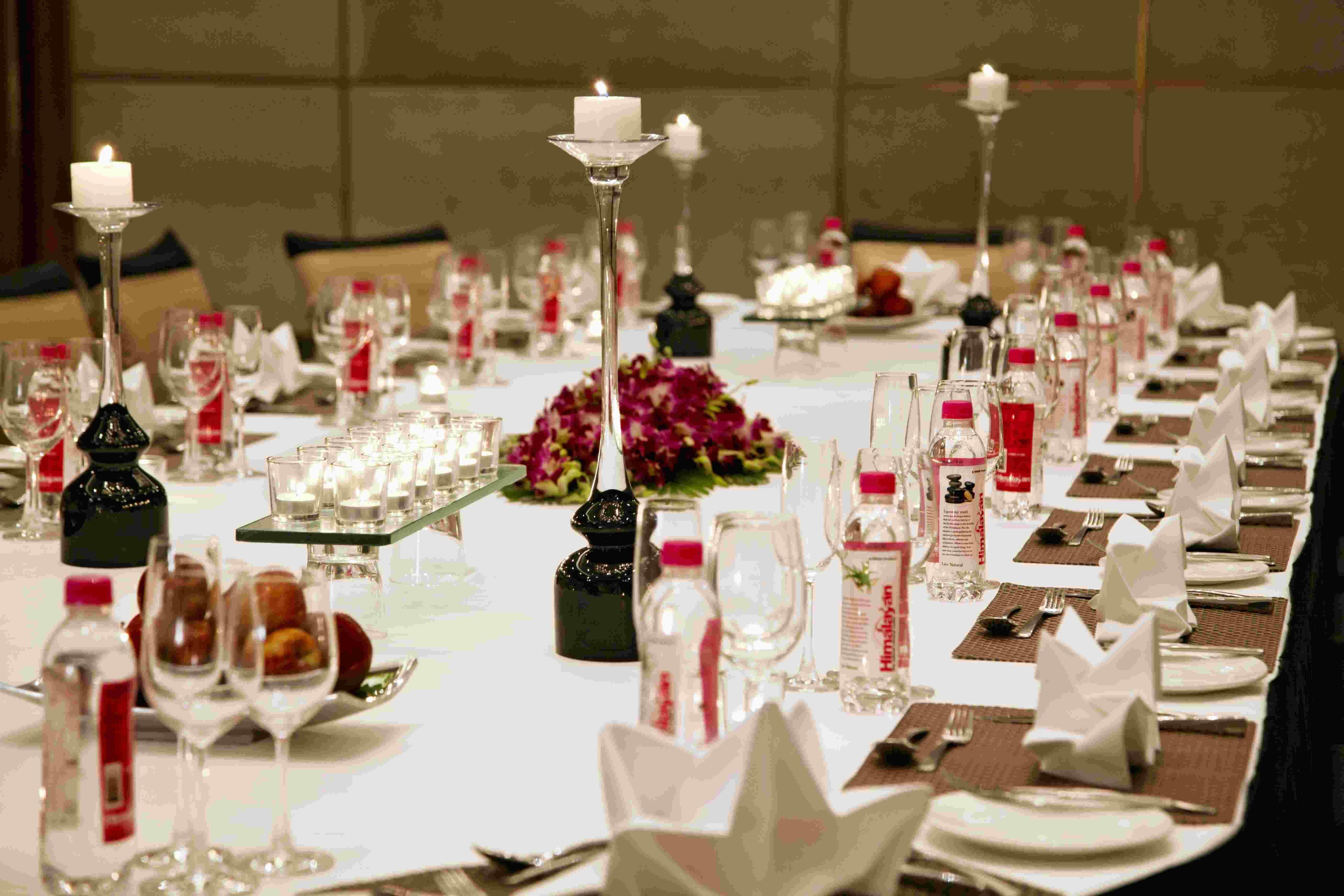 فندق هوليداي إن نيودلهي مايور فيهار نويدا المظهر الخارجي الصورة A table set for a formal dinner