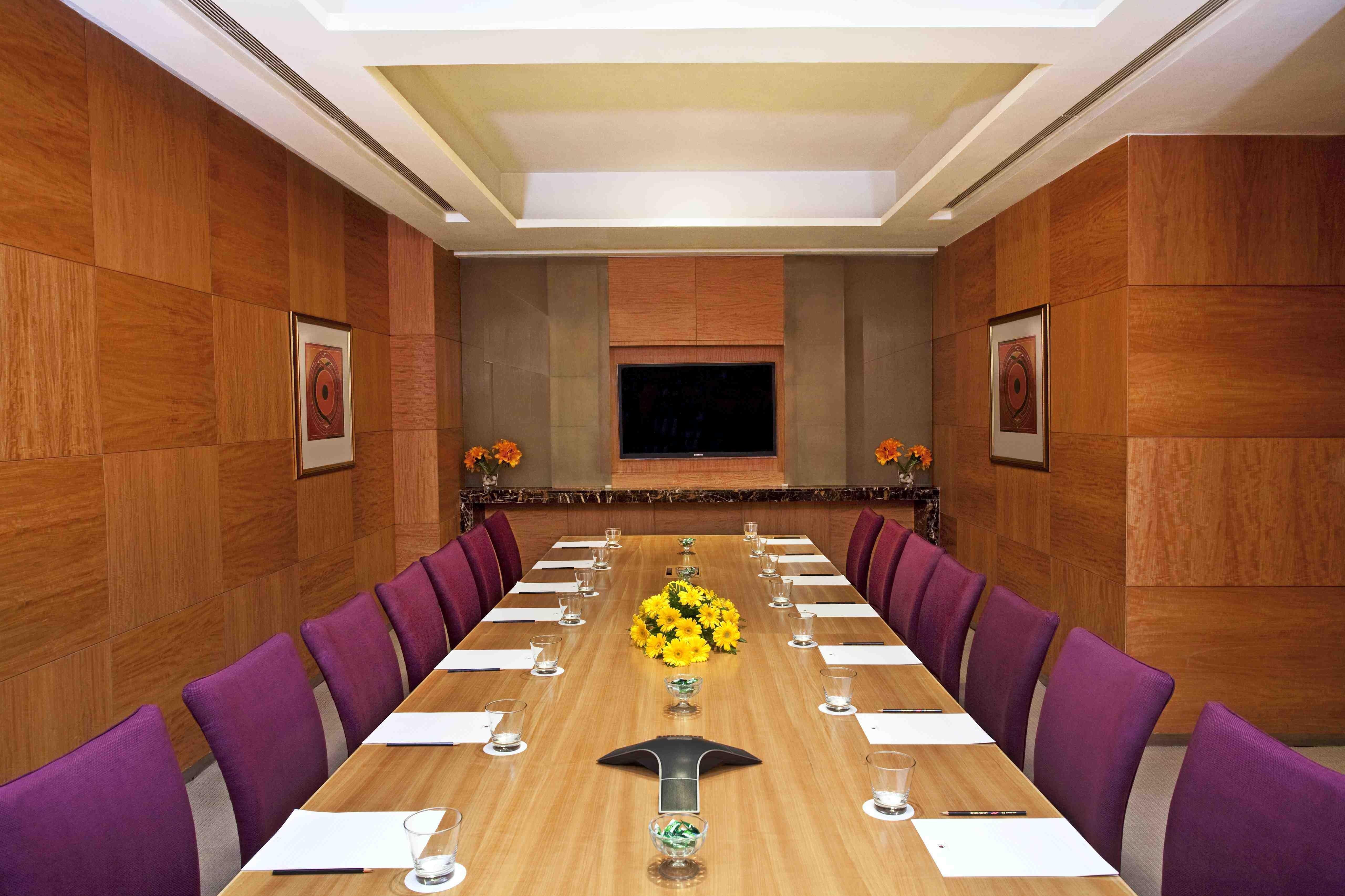 فندق هوليداي إن نيودلهي مايور فيهار نويدا المظهر الخارجي الصورة A boardroom at a hotel