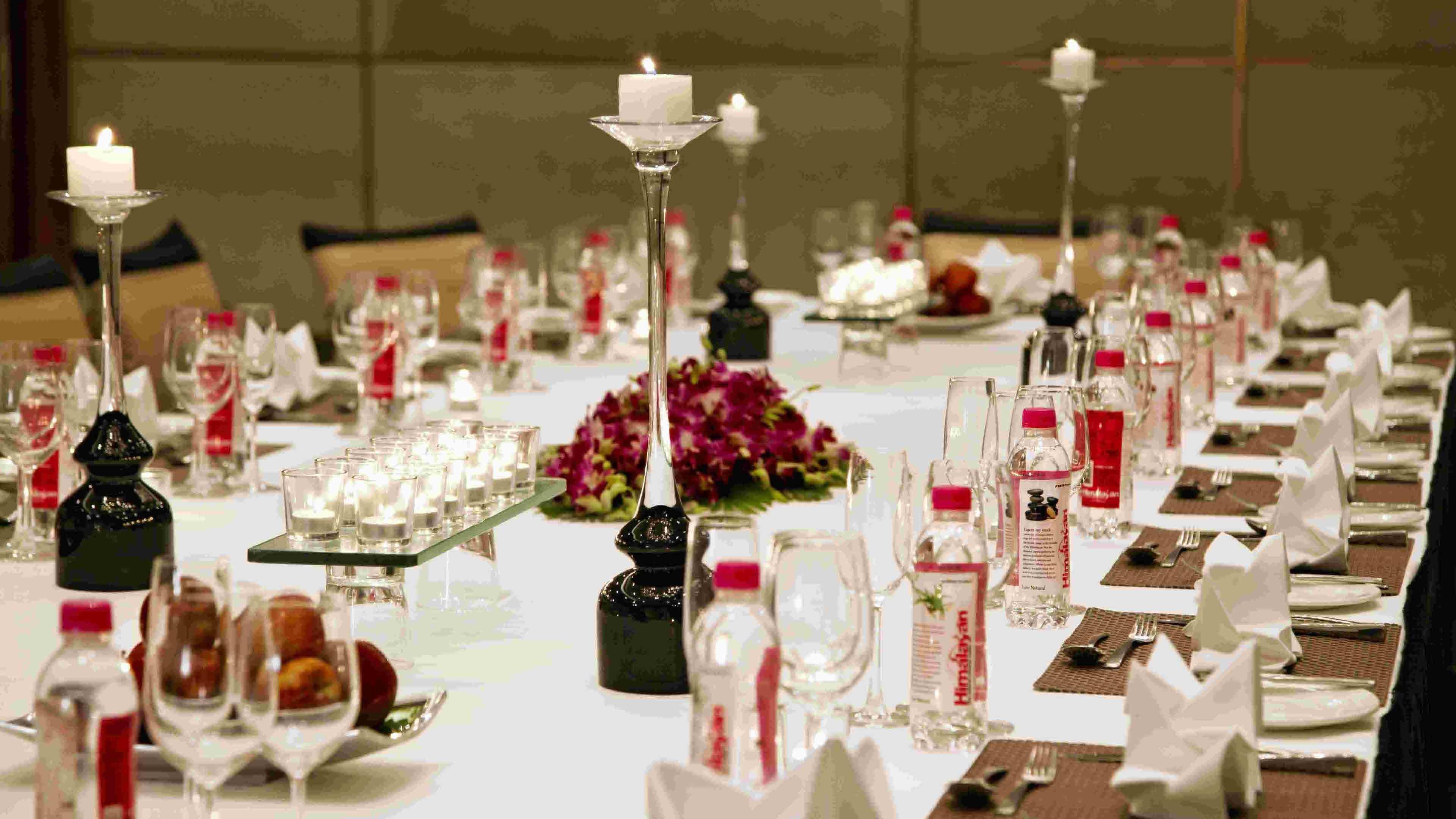 فندق هوليداي إن نيودلهي مايور فيهار نويدا المظهر الخارجي الصورة A table set for a formal dinner