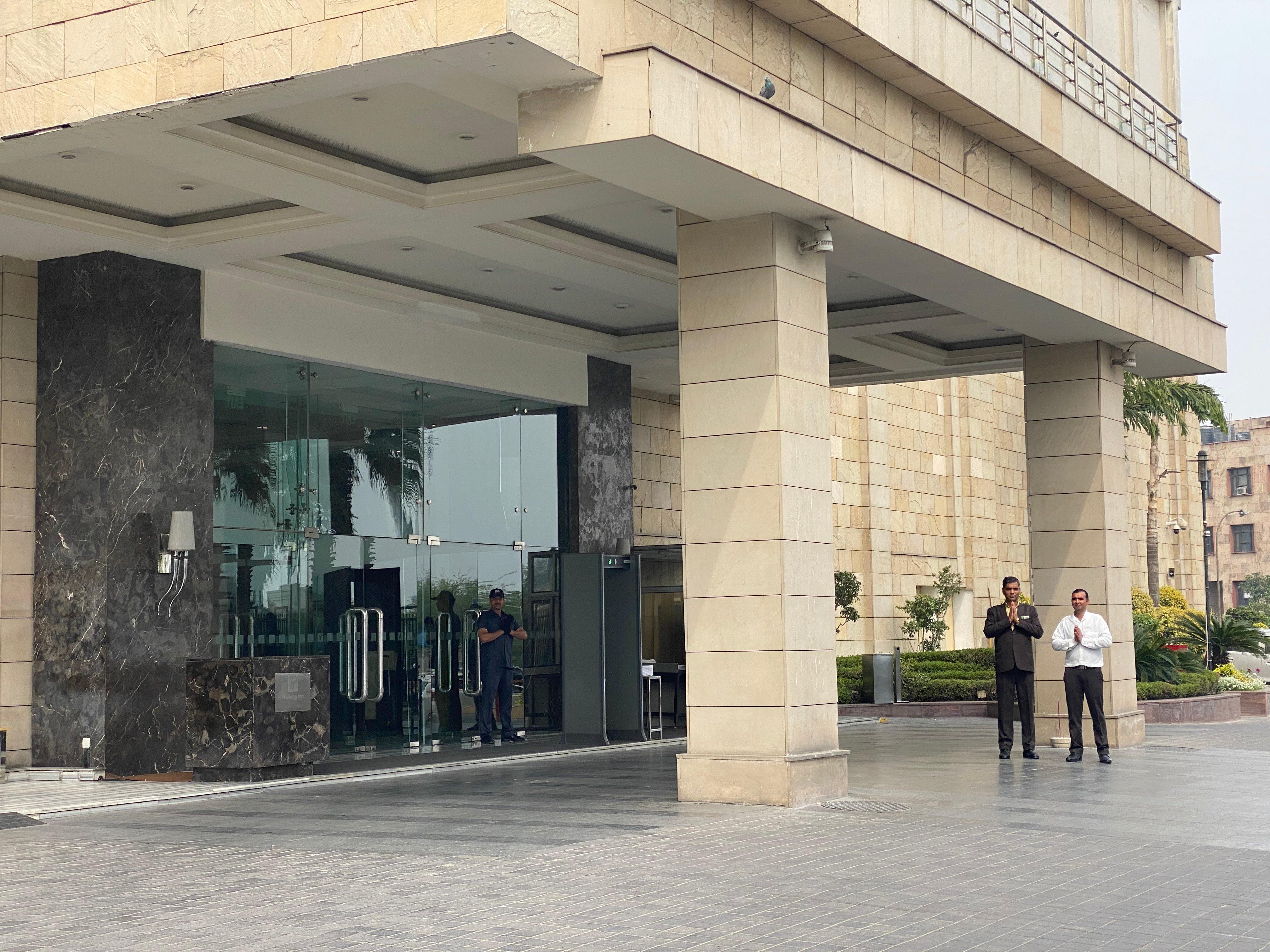 فندق هوليداي إن نيودلهي مايور فيهار نويدا المظهر الخارجي الصورة The main entrance of the hotel