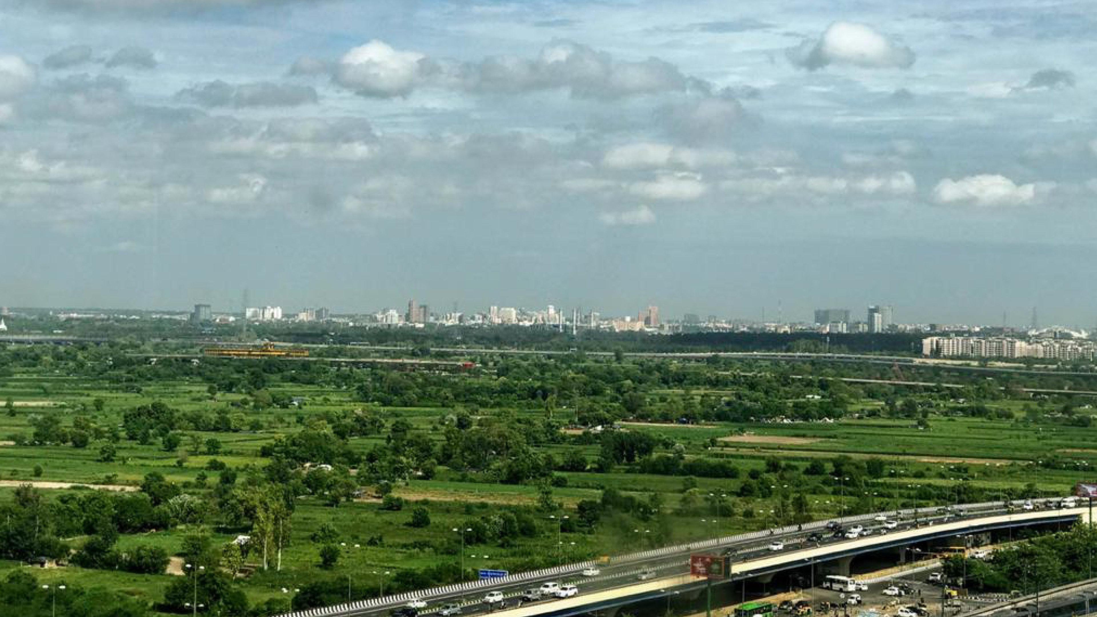 فندق هوليداي إن نيودلهي مايور فيهار نويدا المظهر الخارجي الصورة View of the city from the highway