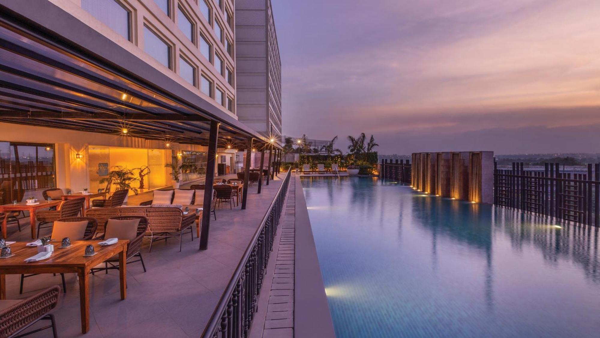 فندق هوليداي إن نيودلهي مايور فيهار نويدا المظهر الخارجي الصورة The swimming pool at the hotel