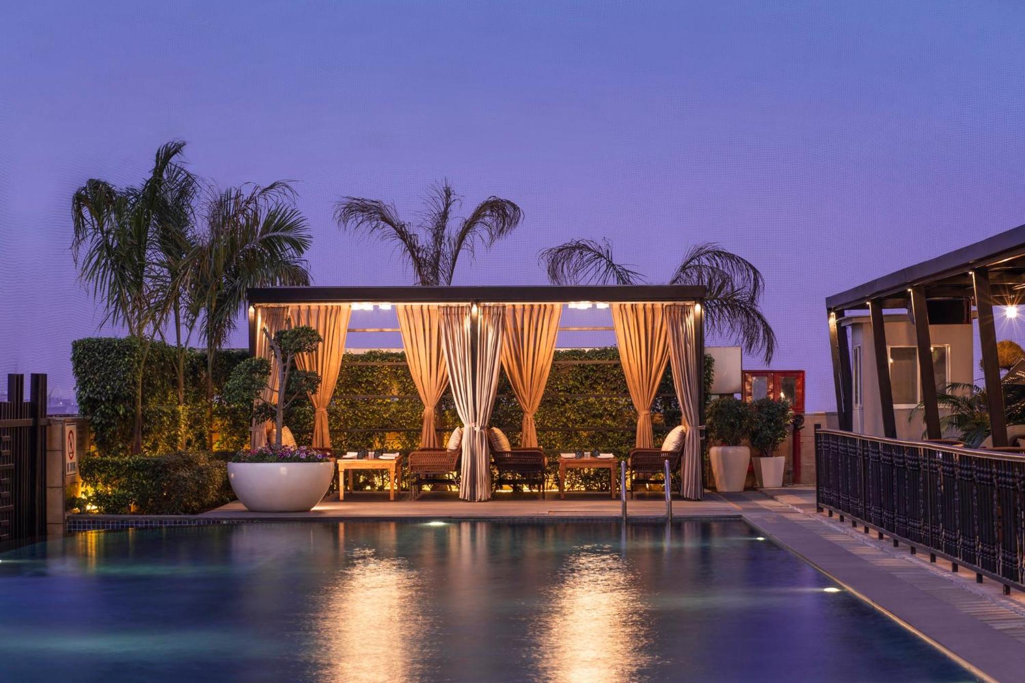 فندق هوليداي إن نيودلهي مايور فيهار نويدا المظهر الخارجي الصورة The pool at the rooftop bar