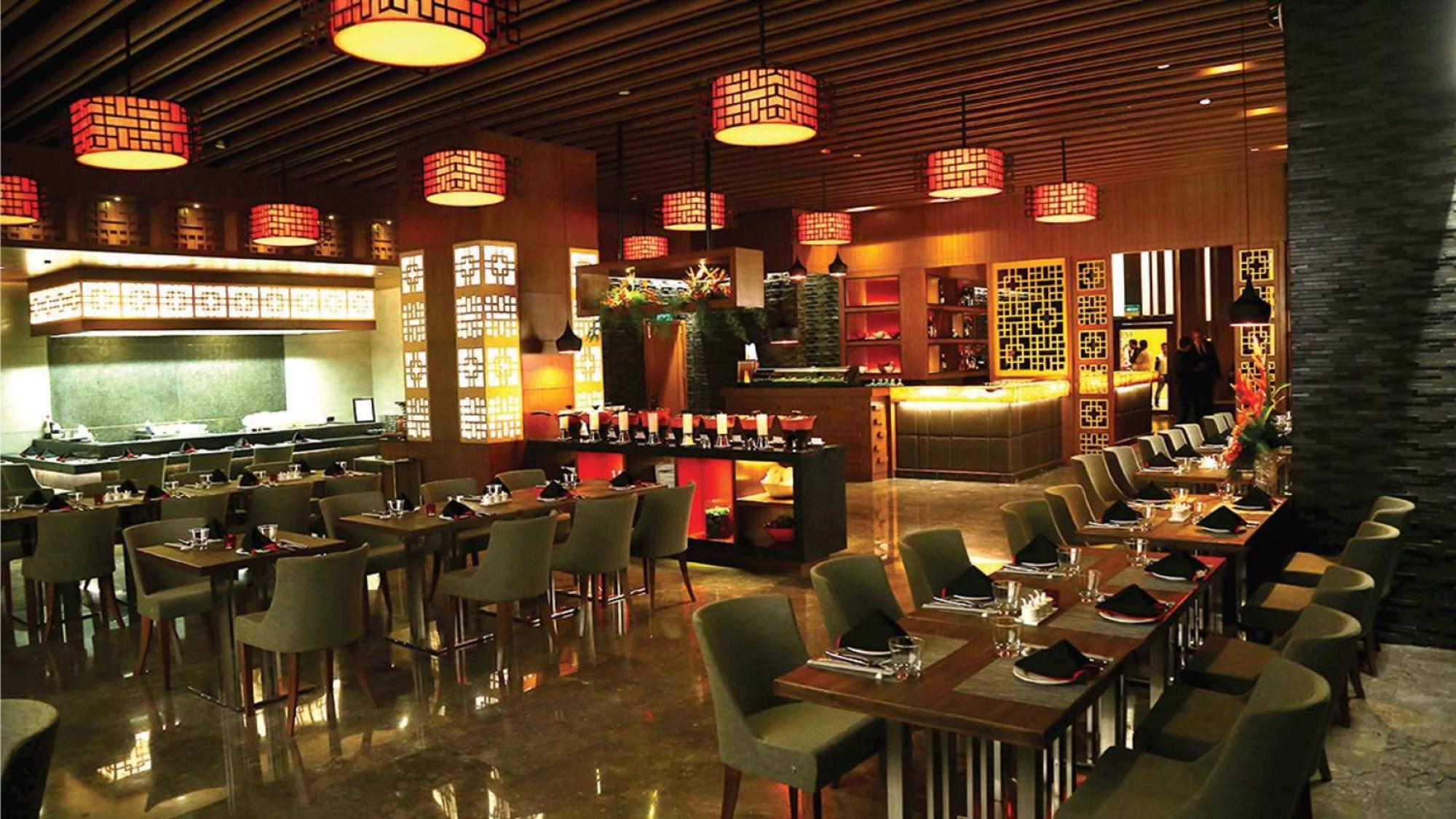 فندق هوليداي إن نيودلهي مايور فيهار نويدا المظهر الخارجي الصورة The interior of the restaurant